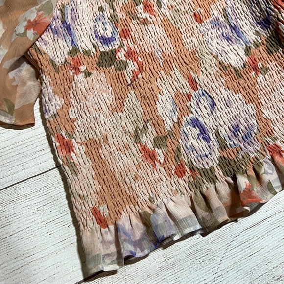 EXPRESS Floral Puff Sleeve Smocked Top - Picture 6 of 16